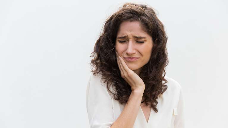 A woman with a dental Emergency in Tampa, FL